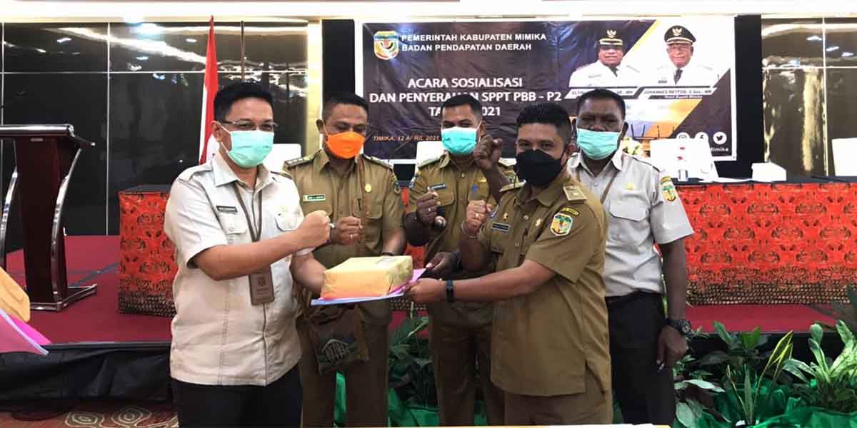 bapenda-mimika-serahkan-sppt-pbb-p2-kepada-lima-distrik